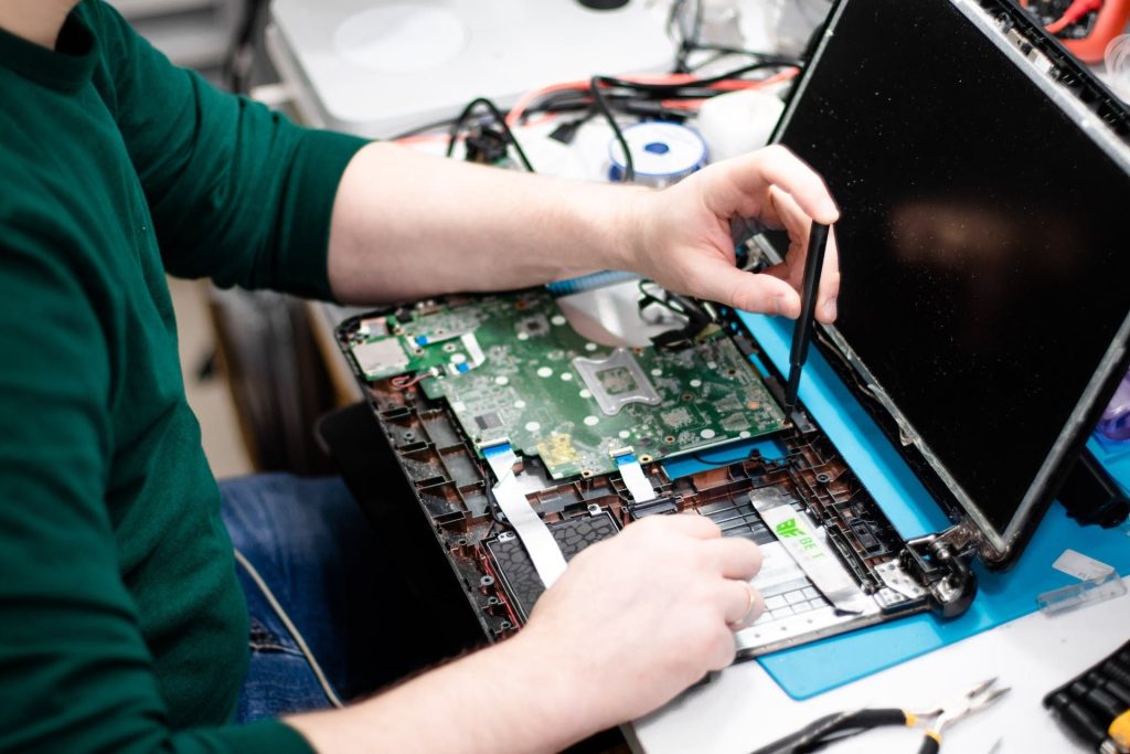 Laptop-Repair-vs.-Replacement_-When-to-Choose-What-467fc7ec
